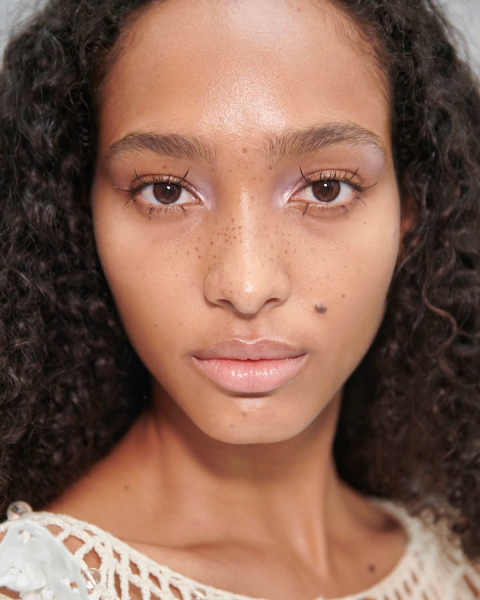 faux freckles on model summer makeup trends 2025