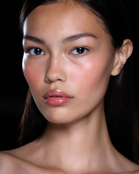 glossy lips on model summer makeup trends 2025